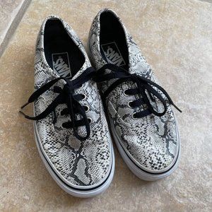 Unisex Vans Leather Snakeskin Classic Sneakers W 7 / M 5.5